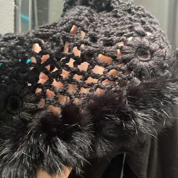 Gaby & Eden black sweater with fur-trimmed crochet shawl/cold shoulder collar - Picture 4 of 7